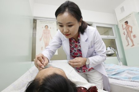 Ц.Дарьсүрэн: Мэдрэлийн ядаргаа, даралт ихсэх, саажилт зэрэг өвчин уламжлалт эмчилгээгээр бүрэн илааршдаг