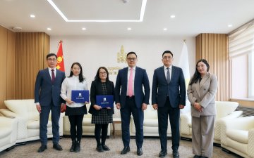 ТӨРИЙН НАРИЙН БИЧГИЙН ДАРГА И.БАТХҮҮ “ТУРШЛАГА СОЛИЛЦОХ ХӨТӨЛБӨР”-ИЙН ОРОЛЦОГЧДЫГ ХҮЛЭЭН АВЧ, БАТЛАМЖ ГАРДУУЛЛАА