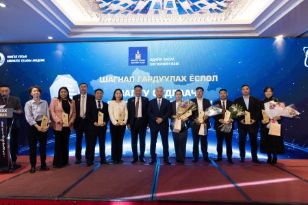 “Шинжлэх ухааны ажилтны өдөр”-ийг тохиолдуулан судлаач, эрдэмтдэд шагнал гардууллаа