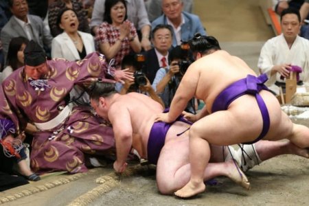 Аки башёг цолгүй бөх тэргүүлж байна