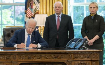 Жо Байден Украинд зэвсэг нийлүүлэх тухай хуульд гарын үсэг зуржээ