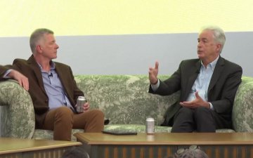 АНУ болон Их Британийн гадаад тагнуулын албаны дарга нар Лондон хотноо уулзах үеэрээ ОУ-ын дэг журам хүйтэн дайнаас хойш анх удаа аюул заналд өртөж, “Нуран унахад” ойрхон байгааг анхааруулжээ