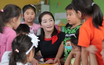 П.БОЛОРТУЯА: Хүүхэд цаг үеэ дагаад хөгжиж байхад багш нэг байрандаа байж болохгүй