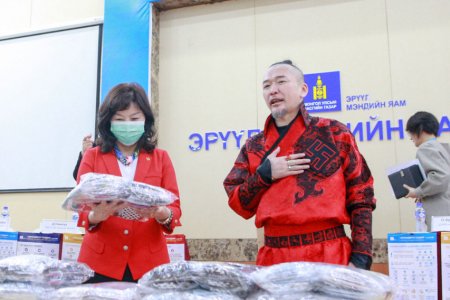 Хар Сарнай хамтлагийн дуучин С.Амармандах Эрүүл мэндийн яаманд 30 сая төгрөг хандивлалаа