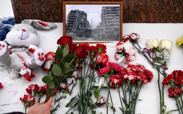 Оросын иргэд Украины Днипро хотод амиа алдсан хүмүүсийн дурсгалыг хүндэтгэх үйл ажиллагаа зохион байгуулжээ