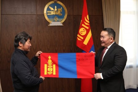 Антарктид тив дэх Монголын баазад мандсан төрийн далбааг Ерөнхийлөгч Х.Баттулгад гардууллаа