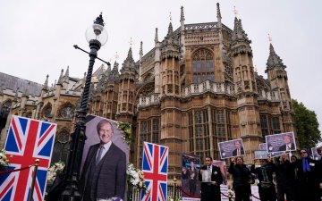 Их Британийн Парламентын гишүүн өнгөрөгч баасан гарагт халдлагад өртөж, амь насаа алджээ