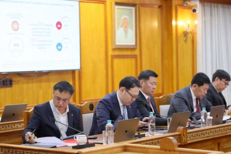 Эрүүл мэндийн салбарын ажилтны цалинг 2026 онд гурван удаа үе шаттай нэмнэ