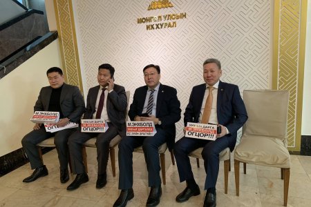 Л.Оюун-Эрдэнэ, Л.Болд тэргүүтэй зарим гишүүн чуулганы танхимын үүдэнд суулт зарлажээ 