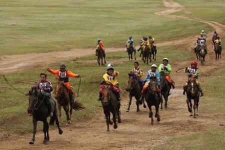 Хязаалангийн уралдааныг борооны улмаас 14:00 цаг хүртэл хойшлуулаад байна