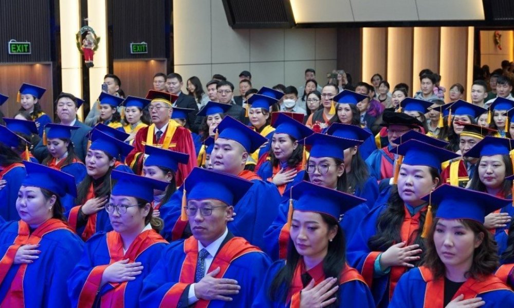 The graduation ceremony for part-time Bachelor's and Master's programs was organized