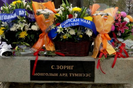 Өчигдөр С.Зориг агсны хөшөөнд ардчилсан намын төлөөллүүд болон түүний журмын нөхөд хүндэтгэл үзүүллээ