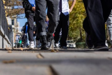 Хотын гудамжаар яваа хүний хөл доор юу байдаг вэ?