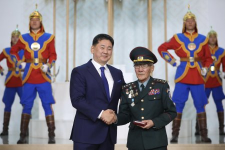 “Монгол цэргийн өдөр”-ийг тохиолдуулан төрийн дээд цол, одон, медаль гардуулав