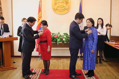 Төрийн дээд одон медаль гардууллаа
