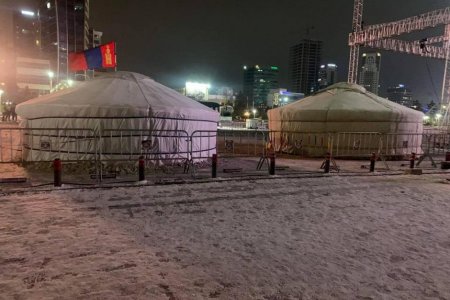 Соёлын Төв Өргөөг нээсэн учраас талбайд барьсан гэрүүдийн хоёрыг нь буулгажээ