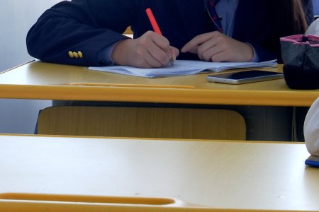 Нийслэлийн 122-р дунд сургуулийн сурагчид сургууль эхлэх, тарах цагаар хурдаа сааруулж явахыг жолооч нараас хүсэж байна 