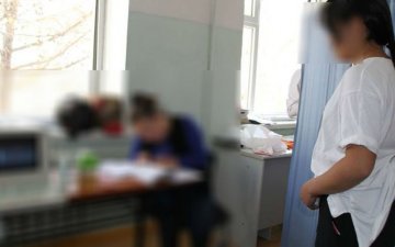 Судалгаагаар 10 хүүхэд тутмын 7-оос огт зөвшөөрөл авалгүйгээр сургуулийн орчинд охидын үзлэг хийжээ