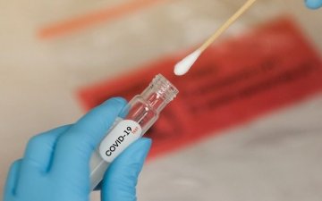 Шинжилгээ авч буй өрөөнд халдвартай иргэдэд эмийн багц олгож байгаа нь халдварын эрсдэлийг нэмэгдүүлж байна