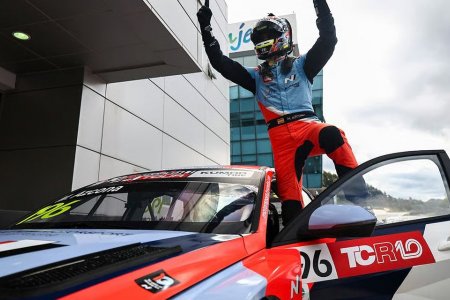 Hyundai Motorsport Customer Racing баг “Kumho FIA TCR World Tour”-ийн эх оронд болсон уралдаанд давхар түрүү хүртлээ