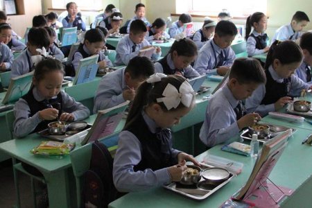  2020 оны есдүгээр сарын 1-нээс эхлэн бага ангийн сурагчид үдийн хоолтой боллоо
