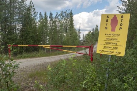 Финланд улсын эрх баригчид ОХУ-тай хил залгаа бүс нутагтаа хаалт босгохоор төлөвлөж байна