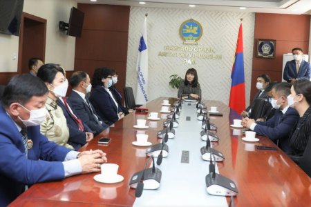 БОАЖ-ын сайд Н.Уртнасан төрийн дээд одон хүртсэн салбарынхандаа хүндэтгэл үзүүлж, шагналыг нь гардууллаа