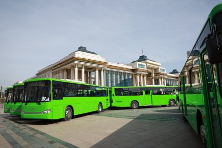 Шинээр оруулж ирсэн автобуснуудыг Сүхбаатарын талбайд танилцуулж байна