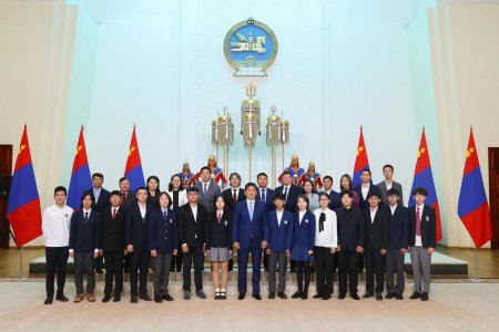 Олон улсын олимпиадаас медаль хүртсэн сурагчид болон сурагчдаа амжилттай бэлтгэсэн олимпиадыг зохион байгуулах хороодод Монгол Улсын Ерөнхийлөгч Ухнаагийн Хүрэлсүх нэрэмжит урамшууллаа гардууллаа.