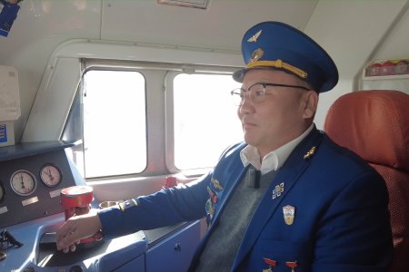 Ч.Хишигбаатар нь Монголын төмөр замд анхны хүнд жинтэй болон урт цувааны галт тэргийг хөдөлгөж байжээ