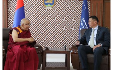 БШУ-Ы САЙД Л.ЭНХ-АМГАЛАН АЖИА ГЭГЭЭНТЭНГ ХҮЛЭЭН АВЧ УУЛЗЛАА