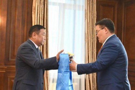 Ардчилсан намын бүлгийн гишүүд УИХ-ын даргад баяр хүргэлээ