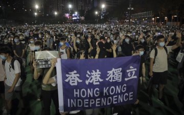 Хонконгт Тяньаньмэний талбайн жагсаалын үеэр амиа алдсан иргэдэд хүндэтгэл үзүүлэх зорилготой тайван жагсаал боллоо