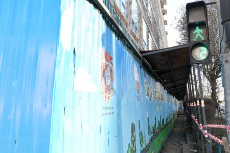 Барилгын хашаагаа татаж, явган хүний зам чөлөөлөхийг шаардав