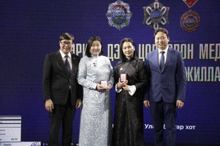 Монгол Улсын Ерөнхийлөгчийн зарлигаар Төрийн одон, медаль гардууллаа