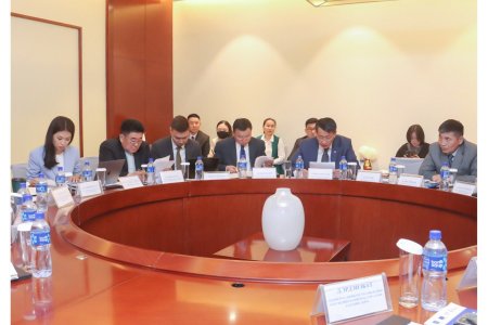 МЭРГЭЖЛИЙН БОЛОВСРОЛ, СУРГАЛТЫН ҮНДЭСНИЙ ЗӨВЛӨЛ АНХДУГААР ХУРАЛДААНАА ХИЙЛЭЭ