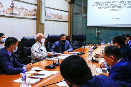 Хотын удирдлагууд иргэдтэй уулзаж байна