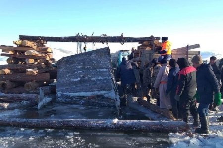 “Даян” нуурт цөмөрсөн автомашиныг дөрвөн өдөр ажиллан гаргалаа