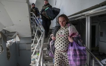 Украины Мариуполь хотын төрөх эмнэлэг ОХУ-ын бөмбөгдөлтөд өртөж 5 жирэмсэн эмэгтэй амь үрэгджээ