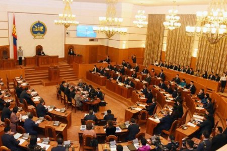 Үндсэн хуулийн нэмэлт, өөрчлөлтийг дагаж мөрдөхөд шилжих журмын тухай хуулийн төслийг баталлаа