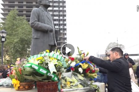 LIVE: УИХ-ын гишүүд С.Зориг агсны хөшөөнд цэцэг өргөж байна