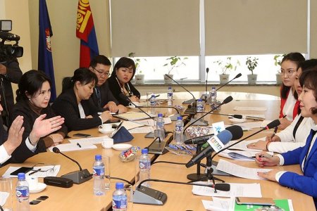 Хотын дарга Эрүүл мэндийн сайдтай Нийслэлийн Эрүүл мэндийн салбарын асуудлаар санал солилцлоо