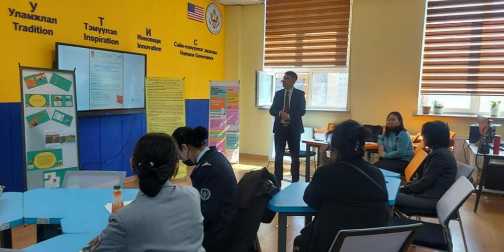 Мэргэжлийн англи хэлний постер илтгэлийн улсын уралдаан зохион байгууллаа