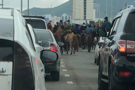 Наадам хийхийг дэмжсэн уяачид төв талбайд  морьтойгоо жагсаал хийхээр явж байна 