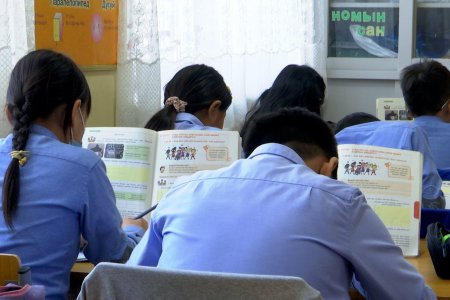 Боловсролын агуулга хурдан хугацаанд өөрчлөгддөг нь багш сурагчдын хувьд хүндрэлтэй нөхцөл үүсгэдэг