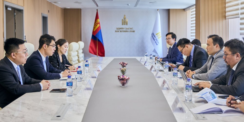 ТӨРИЙН НАРИЙН БИЧГИЙН ДАРГА И.БАТХҮҮ “ЧАЙНА ГАЗ ХОЛДИНГС ЛИМИТЕД” КОМПАНИЙН ТӨЛӨӨЛӨГЧДИЙГ ХҮЛЭЭН АВЧ УУЛЗЛАА