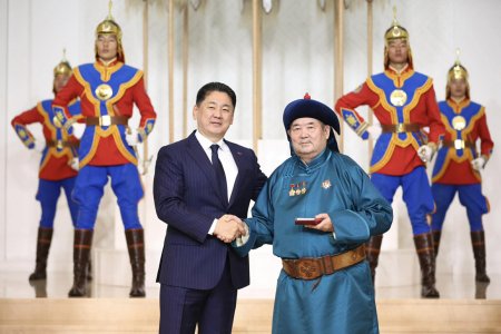 Ардын багш Сэндэнжавын Дуламд Хөдөлмөрийн баатар цол хүртээлээ