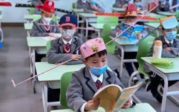 Зохион бүтээгчид хүн хоорондын зай хадгалахад туслах малгайг бүтээжээ