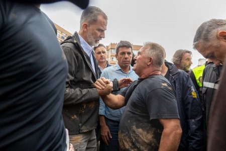 Испанийн үерийн гамшигт өртсөн иргэд нөхцөл байдалтай танилцахаар очсон хаан руугаа шавар, чулуу шиджээ