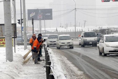 Гудамж талбайн зам талбайг өглөөний 05:00 цагаас эхлэн цэвэрлэж байна